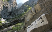 40 Si entra nella Dolomia. Bivio del Canale Comera.